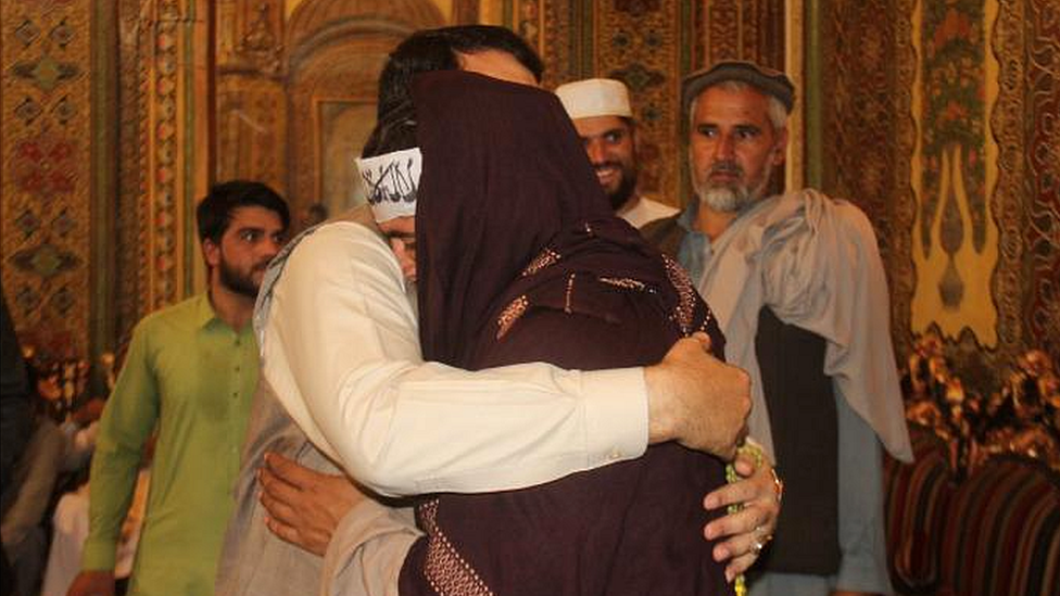 Хаятулла Хаят обнимает члена Талибана во время прекращения огня в июне 2018 года