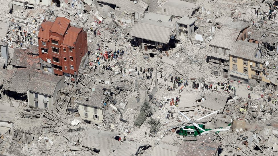 Аэрофотоснимок, показывающий поврежденные здания в исторической части города Аматриче в центральной Италии после землетрясения (24 августа 2016 г.)