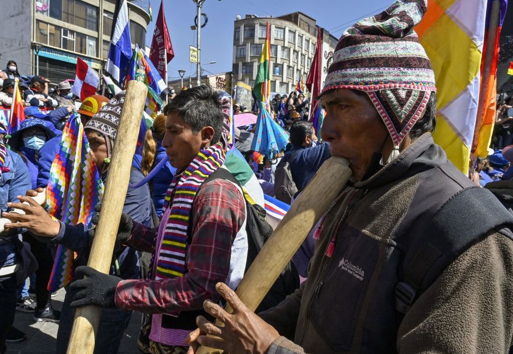 Músicos indígenas aymaras tocan música tradicional durante una marcha desde El Alto a La Paz en apoyo al gobierno del presidente Luis Arce el 25 de agosto de 2022.
