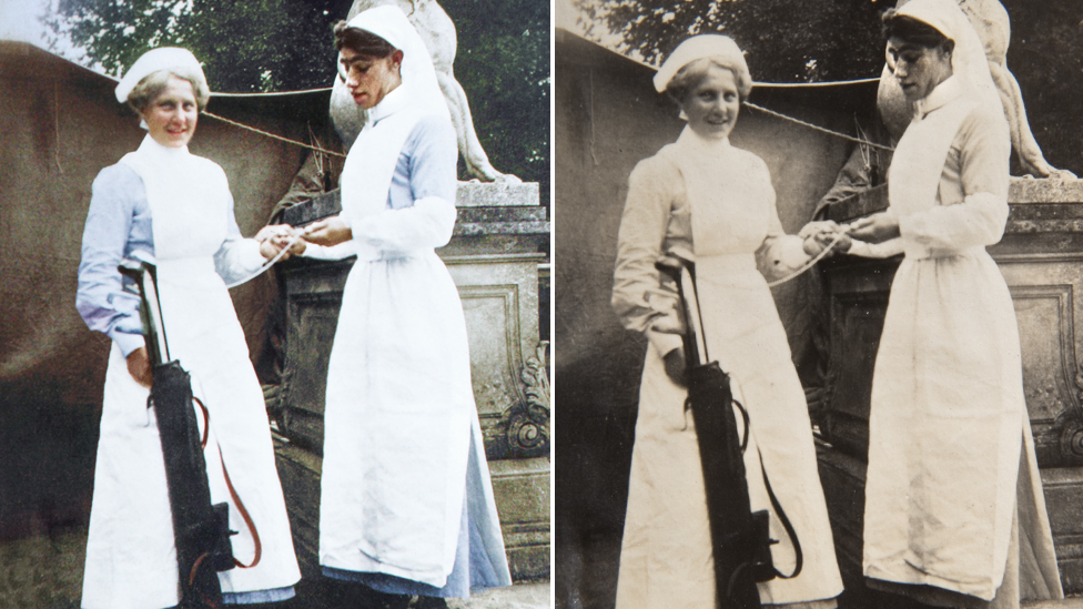 Фотография медсестры с рядовым в костюме медсестры