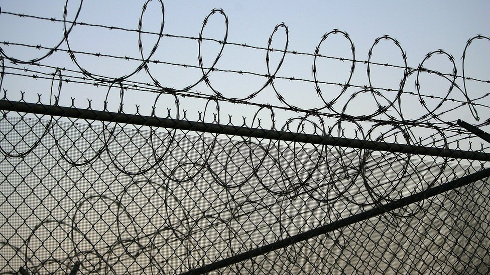 Колючая проволока по периметру тюрьмы Санта-Барбара, Калифорния