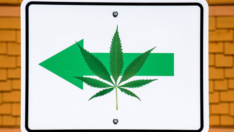 Una valla indica dónde se puede encontrar un expendio de marihuana en California