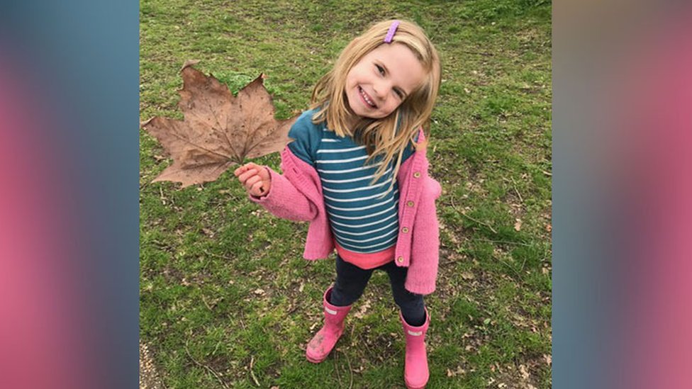 Evie Kinsellla sonriendo