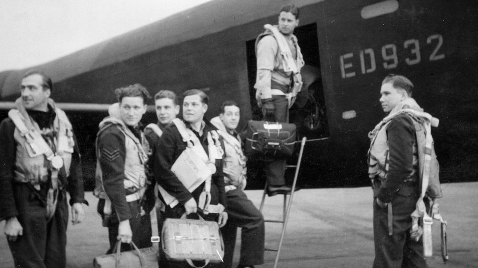 Гай Гибсон со своей командой на борту своего Avro Lancaster III ED932 / AJ-G
