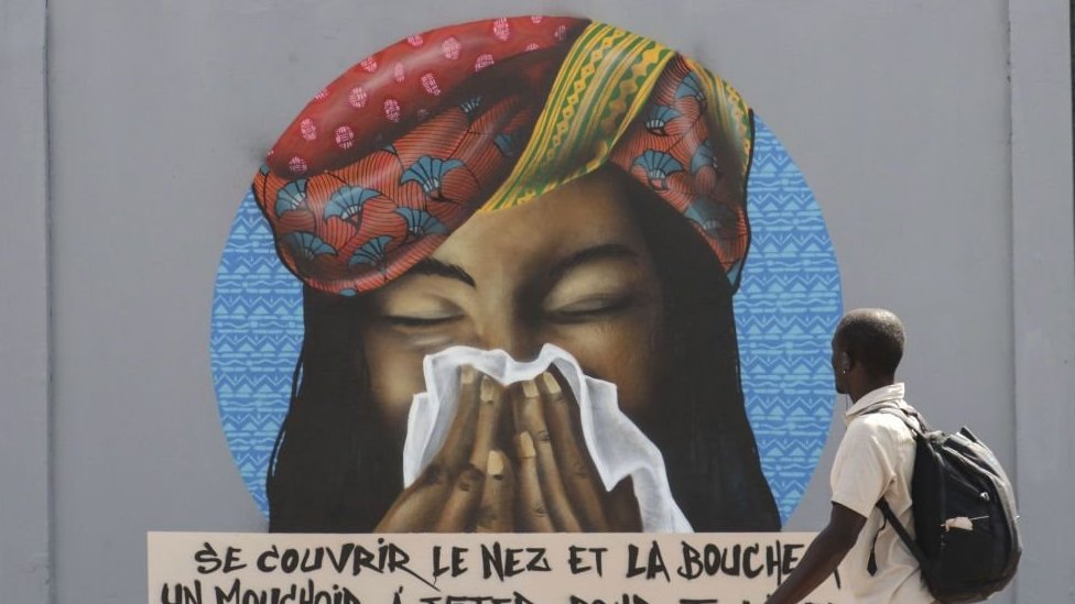 grafit u dakaru koji podseća ljude da treba da nose maske