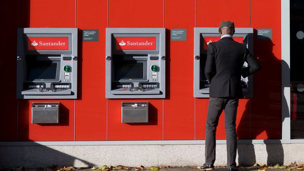 Мужчина стоял у банкоматов Santander в Кардиффе, Уэльс