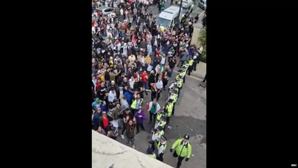 حشد من المتظاهرين أمام السفارة الإيرانية في لندن