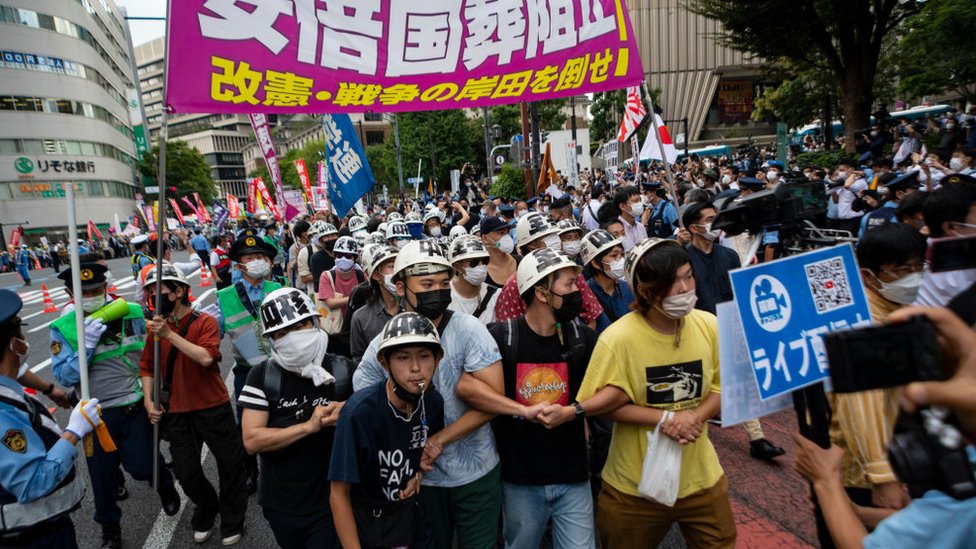 Manifestantes contra el funeral de Estado de Abe en Japón