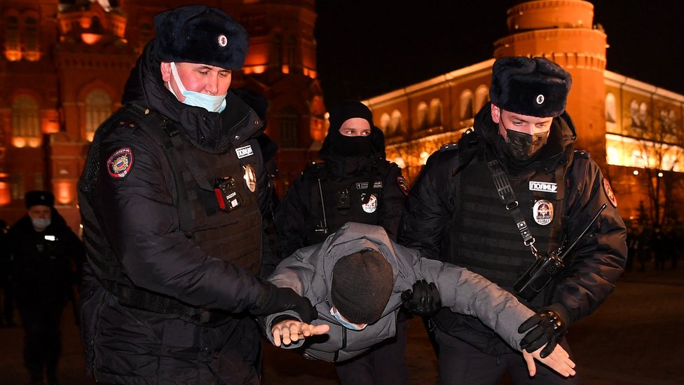Moskova'da savaşı protesto edenler gözaltına alındı