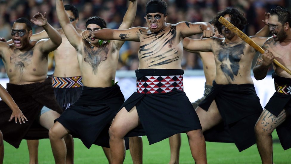 Los maoríes representan casi el 15% de la población de Nueva Zelanda. Guerreros maoríes practicando el haka.