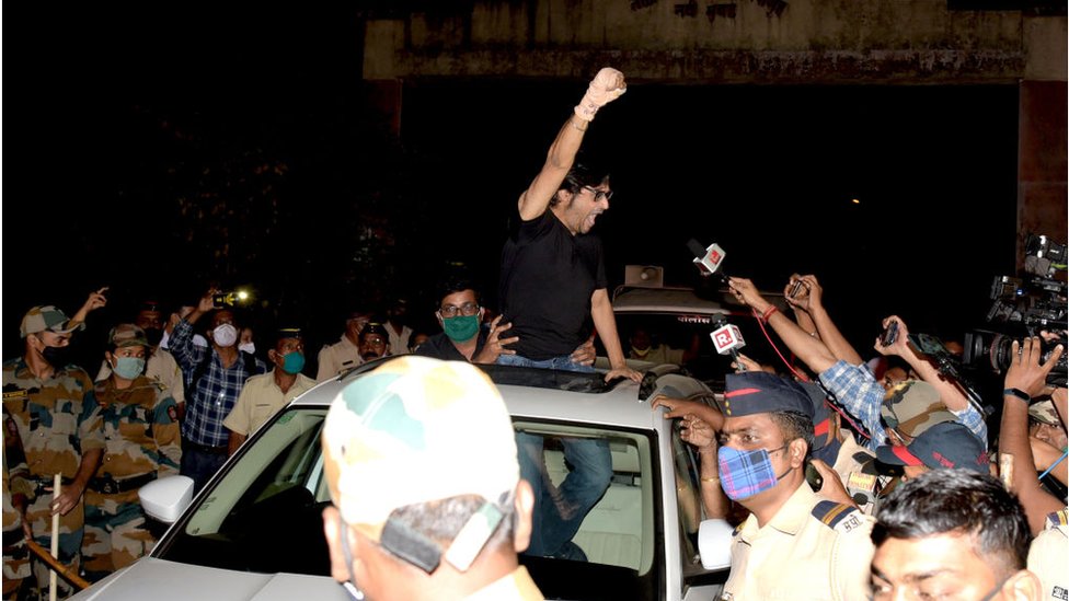 Главный редактор Republic TV Арнаб Госвами жестом обращается к своим сторонникам после того, как его выпустили из центральной тюрьмы Талоджа в 2018 году по делу о подстрекательстве к самоубийству в Харгаре 11 ноября 2020 года в Нави Мумбаи