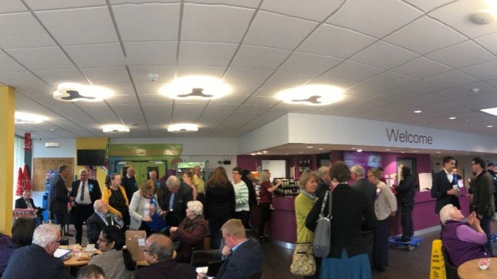 Кандидаты собрались в Досуговом центре Херефордшира перед началом подсчета голосов