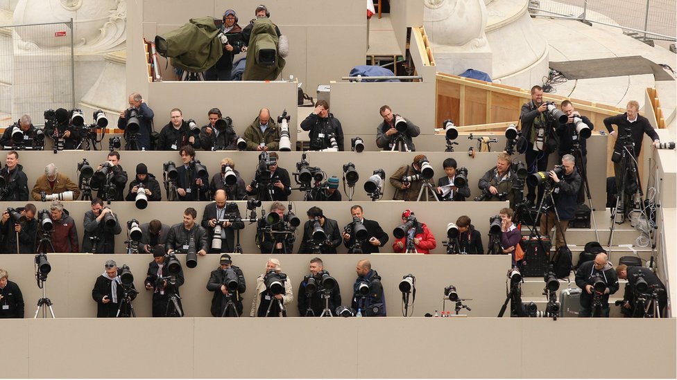 Фотокорреспонденты и телекамеры перед Букингемским дворцом перед фотографированием королевской семьи на балконе по случаю королевской свадьбы (29 апреля 2011 г.)