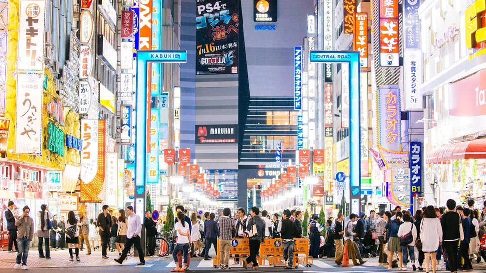 Personas caminando en una calle de Japón