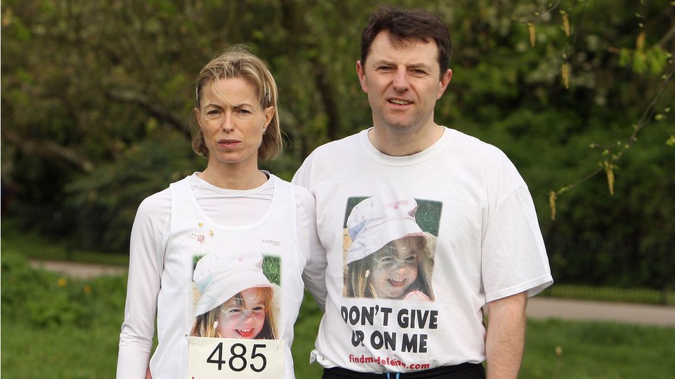 Кейт и Джерри Макканн позируют перед началом благотворительного забега «Мили для пропавших без вести» в Лондоне, 2 апреля 2011 г.