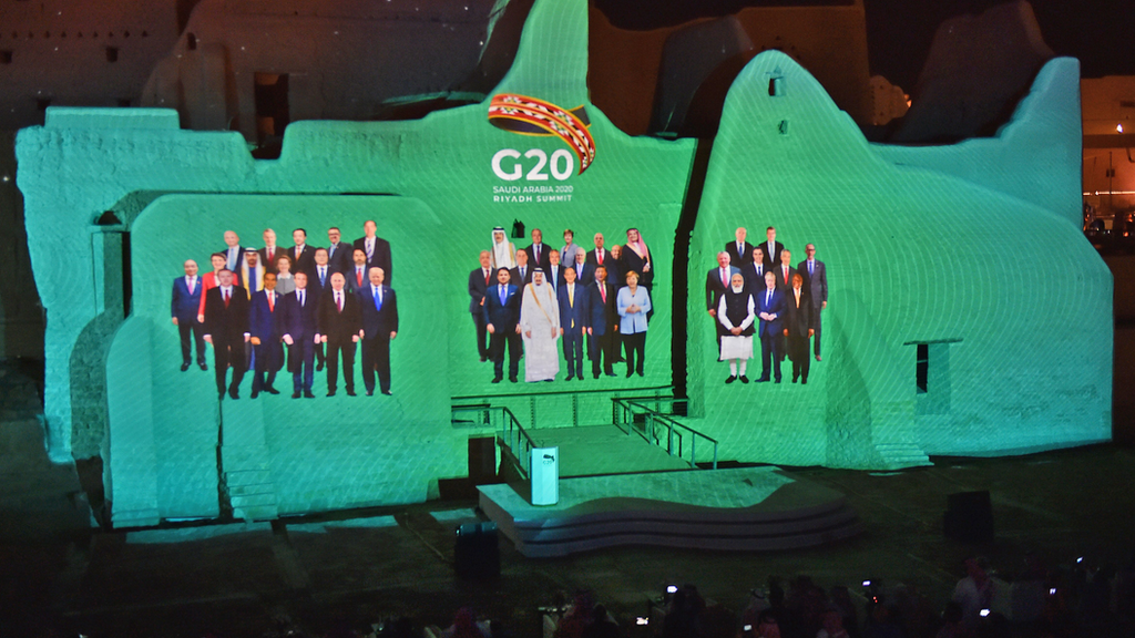 صورة جماعية افتراضية للمشاركين في قمة مجموعة العشرين، عرضت على جدران حي الطريف في الدرعية