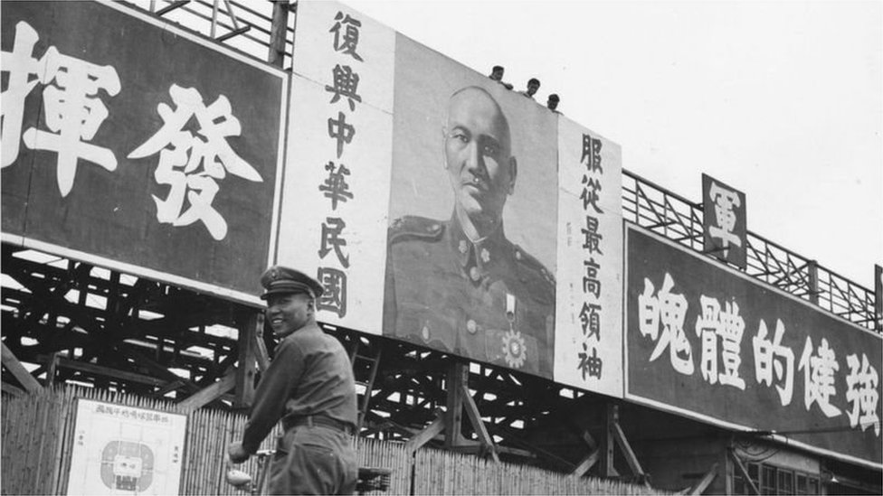 蔣介石領導的國民黨在台灣實施戒嚴令。