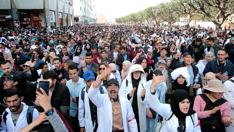 معظم المتظاهرين من العاملين بعقود مؤقتة ويطالبون بتحسين ظروف العمل