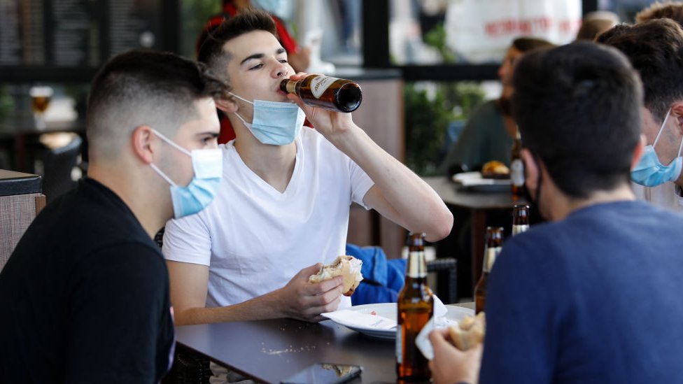 Jóvenes bebiendo en un bar