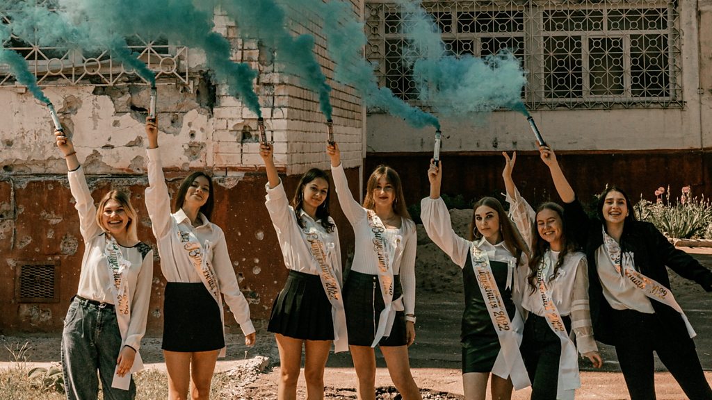 Ukraine war: High school students pose in prom dresses among ruins