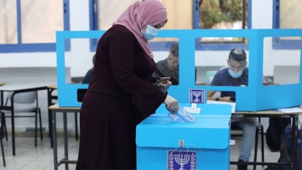 الانتخابات الإسرائيلية: هل يكون العرب "بيضة القبان" في تشكيل الحكومة القادمة؟ 2 امرأة محجبة تدلي بصوتها في الانتخابات الإسرائيلية