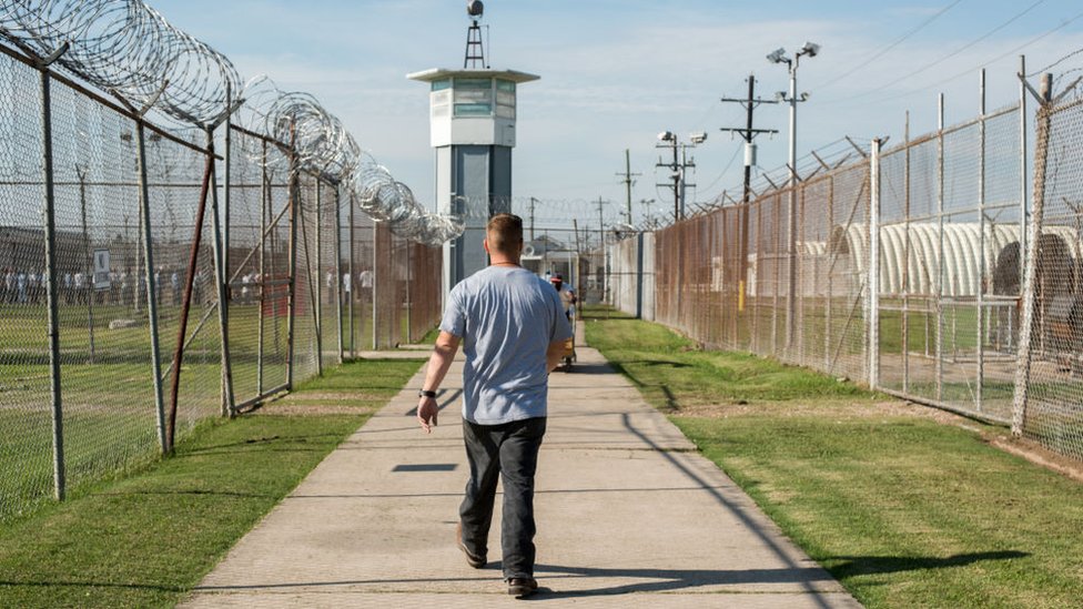 Un hombre camina en uno de los pasillos de la prisión 