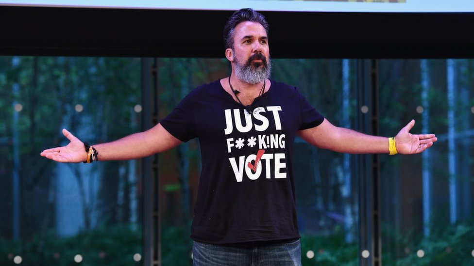 Manuel Oliver lleva una camiseta que invita a votar.
