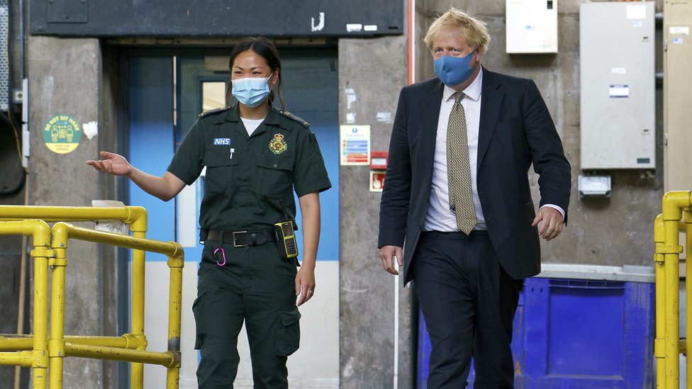 Борис Джонсон в маске во время визита в лондонскую службу скорой помощи