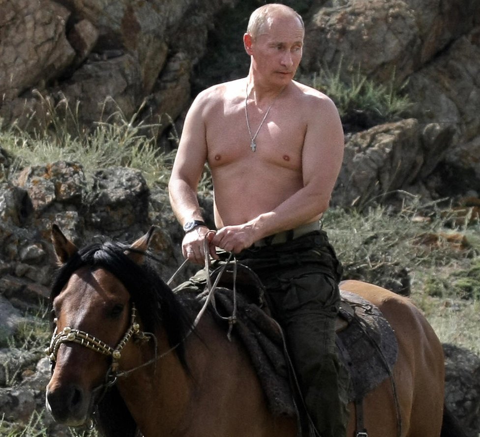 Владимир Путин катается на лошади во время отпуска в окрестностях города Кызыл в Южной Сибири