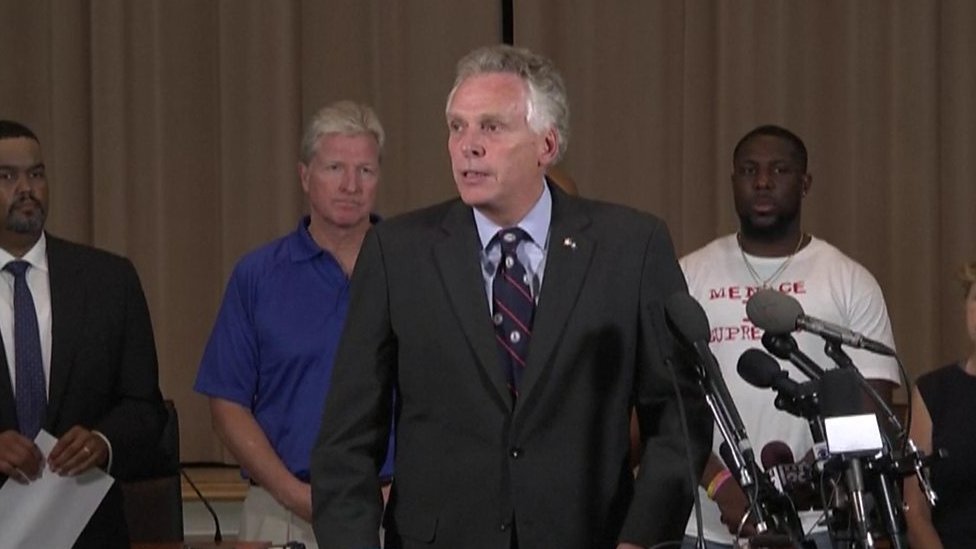 "No os queremos aquí", advirtió el gobernador de Virginia, Terry McAuliffe, a los manifestantes ultraderechistas. El gobernador de Virginia, Terry McAuliffe