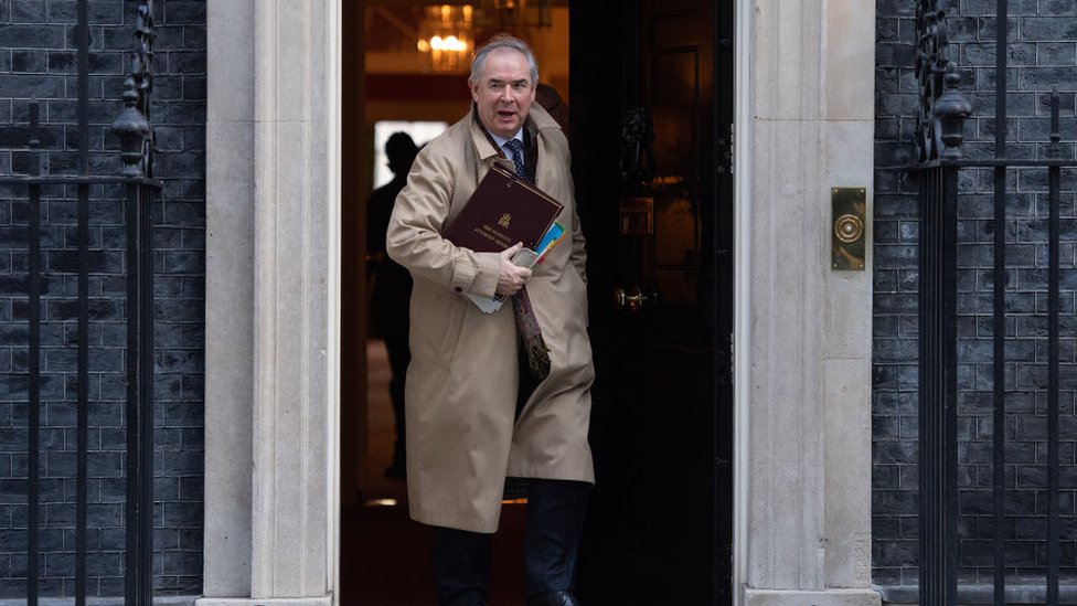 Geoffrey Cox saliendo de Downing Street