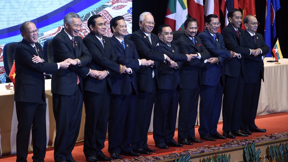 Лидеры АСЕАН взяли руки за руки для группового фото