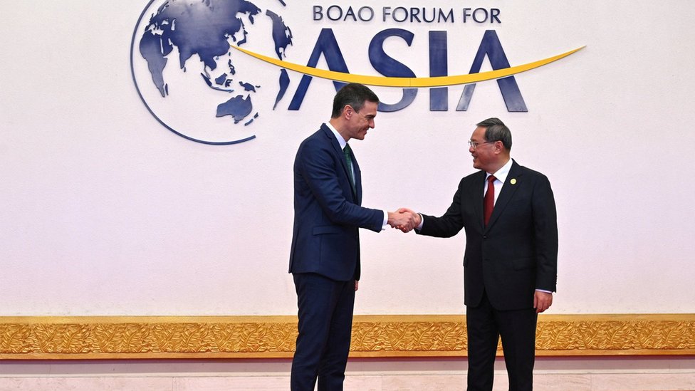 Chinese Premier Li Qiang greets Spanish Prime Minister Pedro Sanchez at the Boao Forum for Asia Annual Conference 2023, in Boao, China, March 30, 2023.