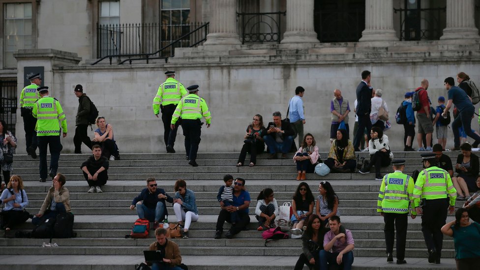 Sitios públicos como la plaza Trafalgar de Londres contaron con la inusual presencia de efectivos policiales un día después del ataque. Policías en Londres