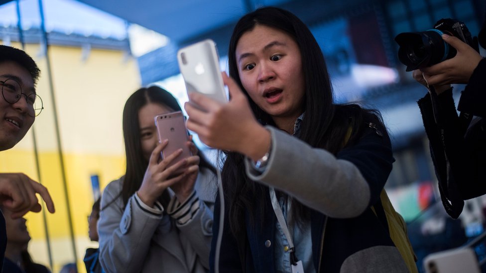 Фанаты Apple - в очереди за новым iPhone