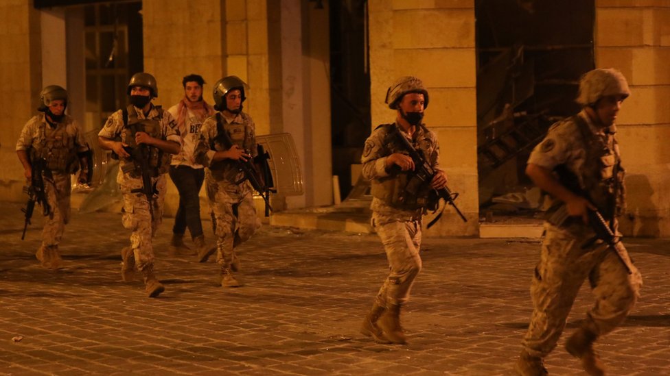 黎巴嫩軍方士兵在議會大樓示威現場（7/8/2020）