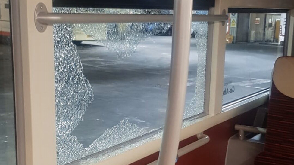Разбитое окно автобуса