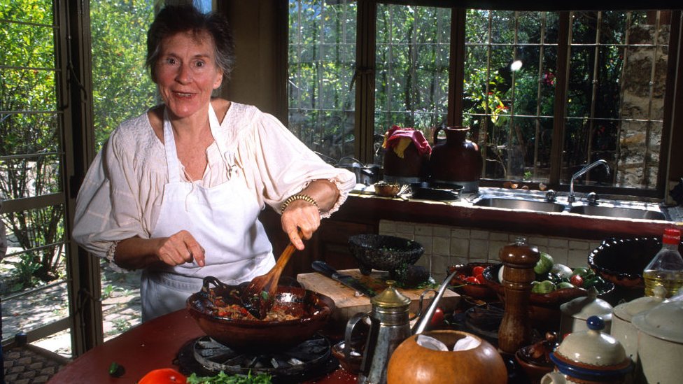 Diana Kennedy en su cocina en Zitácuaro, Michoacán, México, junio de 1990
