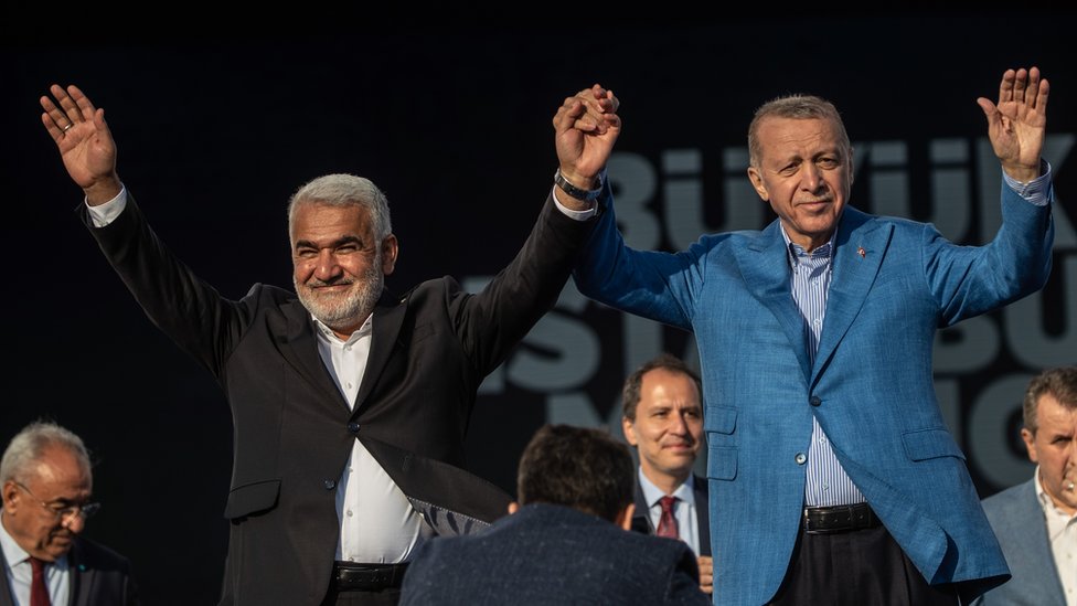 أيد الرئيس أردوغان حزب "هدى بار" الإسلامي وكثيراً ما ظهر على خشبة المسرح مع زعيمه زكريا يابيجي أوغلو خلال حملته الانتخابية.