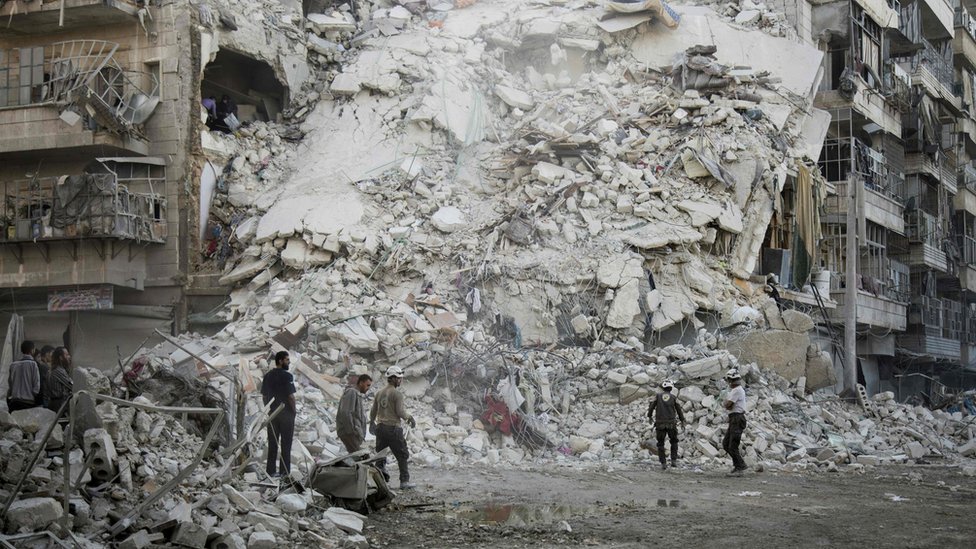 Последствия авиаудара в восточной части Алеппо (изображение из архива)