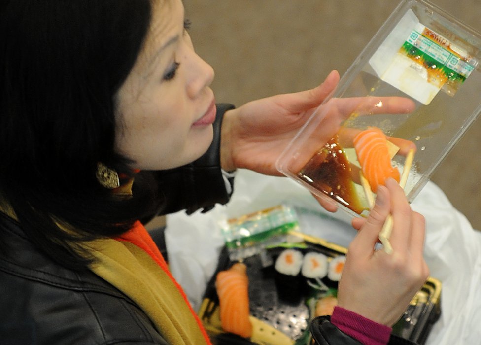 三文魚生魚片受到廣大消費者喜愛。