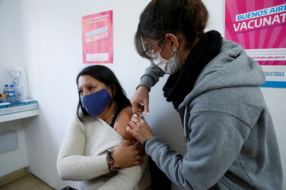 Una mujer recibe una vacuna Sputnik V en Buenos Aires