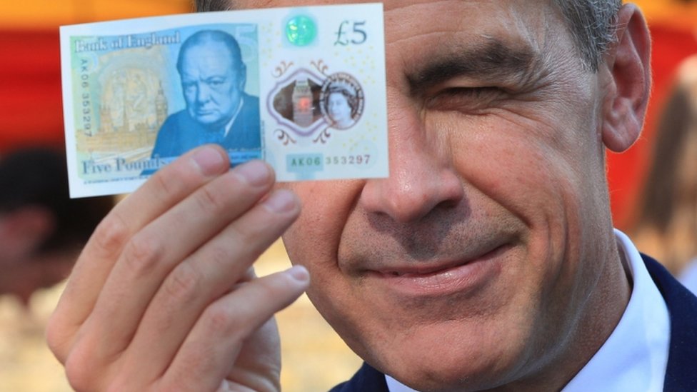 Управляющий Банка Англии с новой банкнотой в 5 фунтов