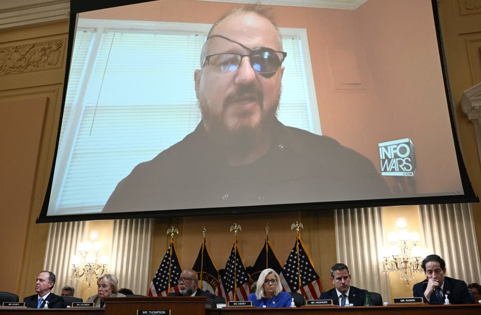 Un clip del fundador de Oath Keepers, Stewart Rhodes, fue exhibido frente a un comité del Congreso que investiga el ataque del 6 de enero.