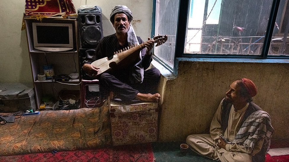 Músicos en un barrio de Kabul.