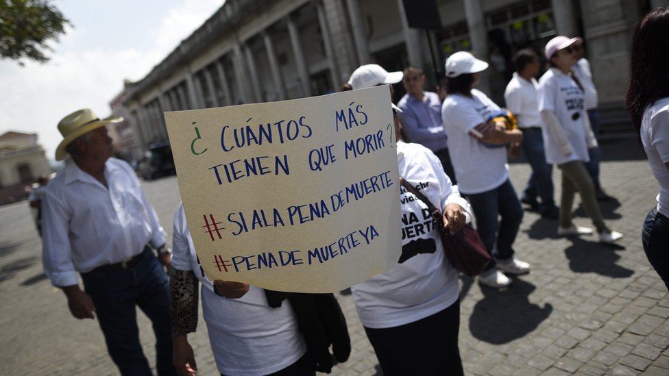 En las últimas semanas, grupos de personas en Guatemala pidieron reinstaurar las ejecuciones por pena de muerte para frenar los casos de violencia en el país. Grupo de personas pidiendo la pena de muerte en Guatemala
