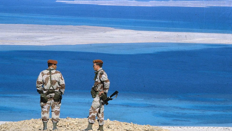 Dos soldados de la Fuerza Multinacional de Paz y Observación en la isla de Tirán.