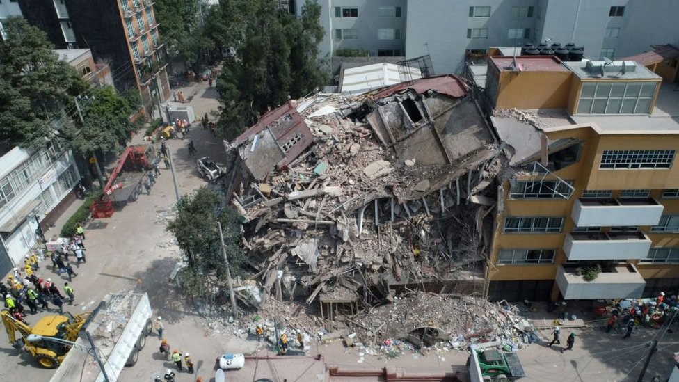 El terremoto de este martes en México causó la muerte de al menos 250 personas. Edificio desmoronado en México tras el terremoto.