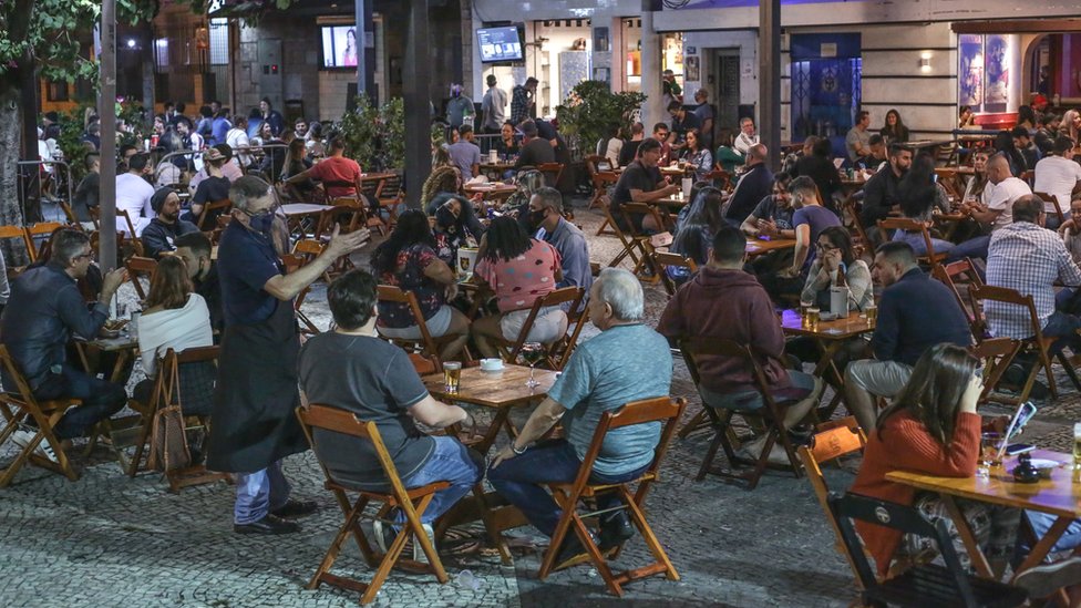 Bar lleno de gente en Brasil