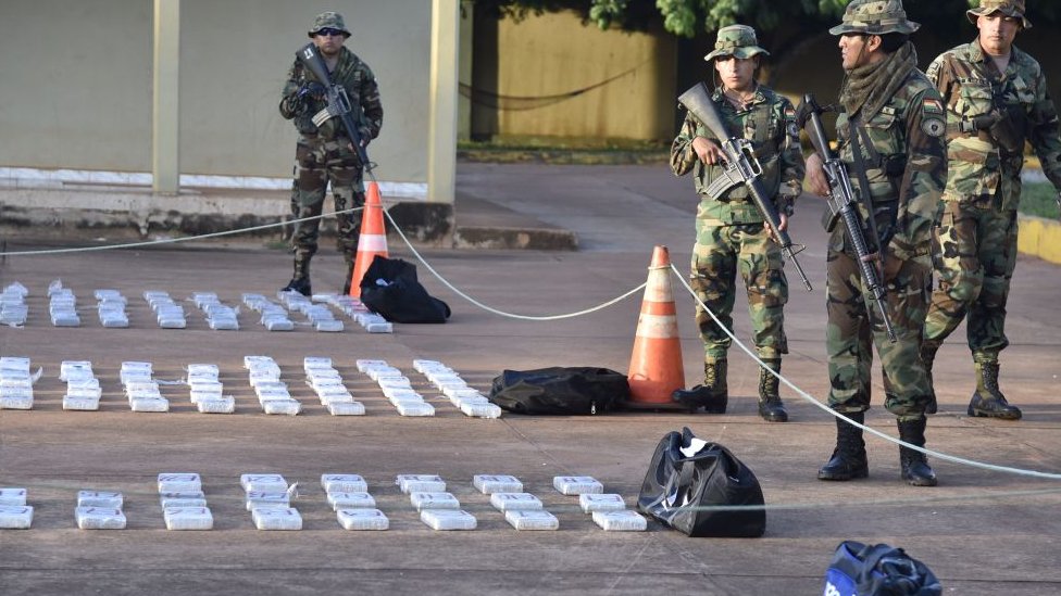 Agentes de seguridad incautan cocaína.